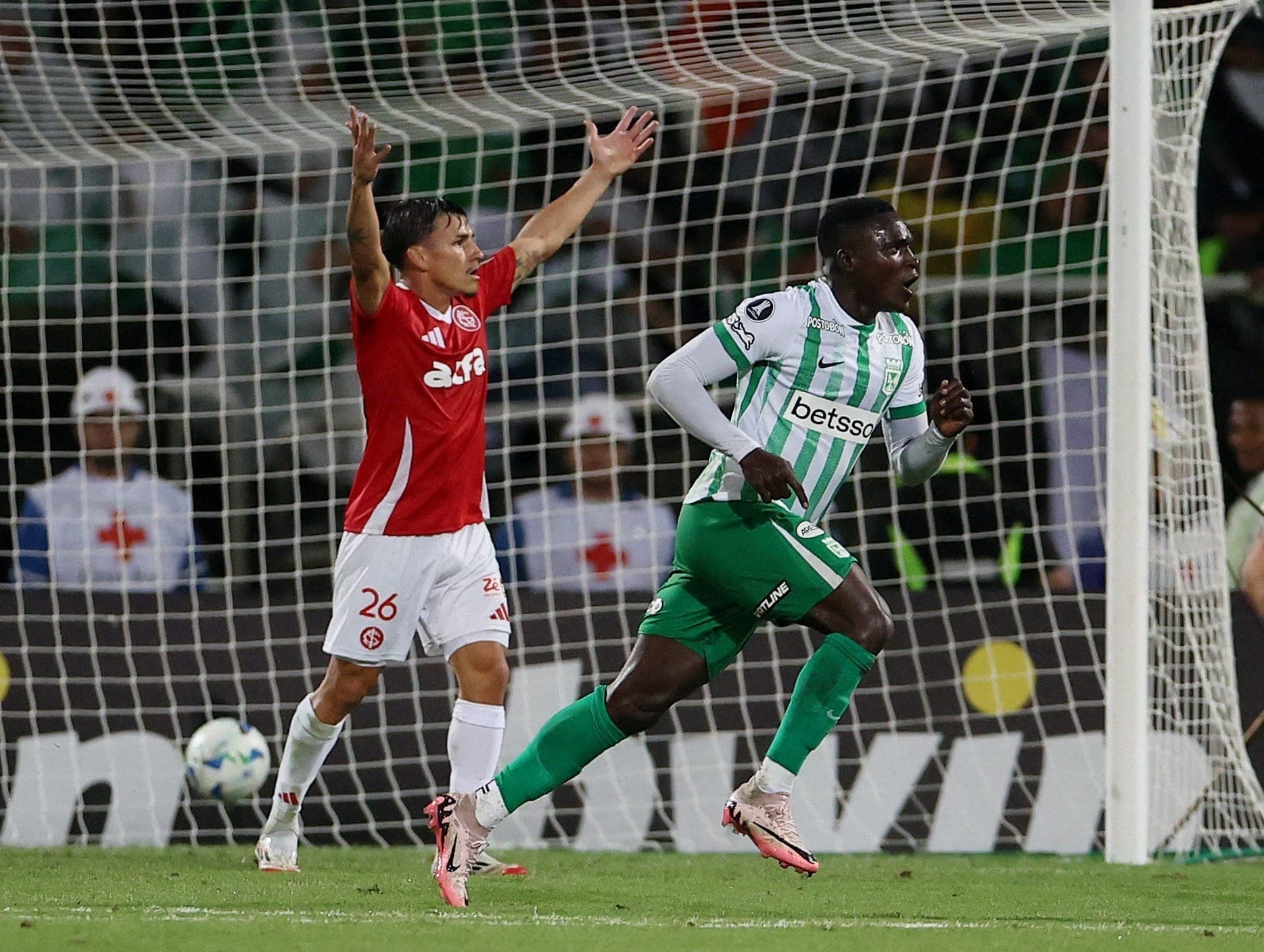 Inter foi derrotado pelo Atlético Nacional e se complicou no "grupo da morte"