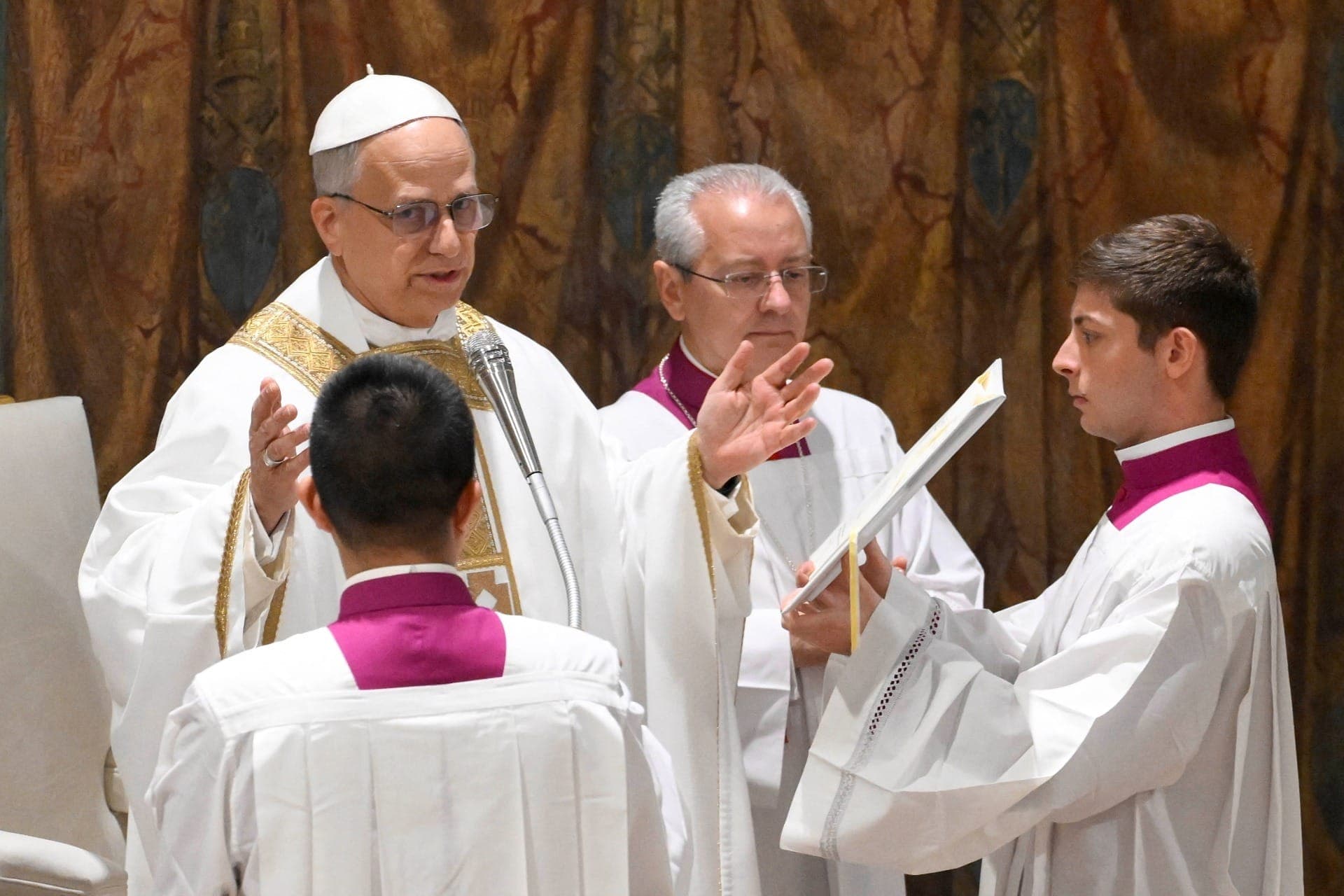 Papa Leão XIV celebra primeira missa no Vaticano nesta sexta-feira (9)