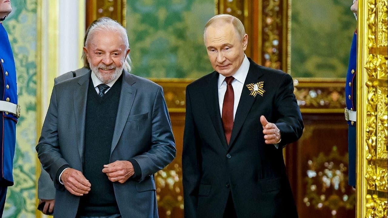 Lula e Putin durante encontro na Rússia