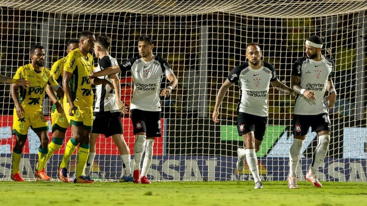 Memphis retirado de confusão após errar pênalti em Timão x Mirassol