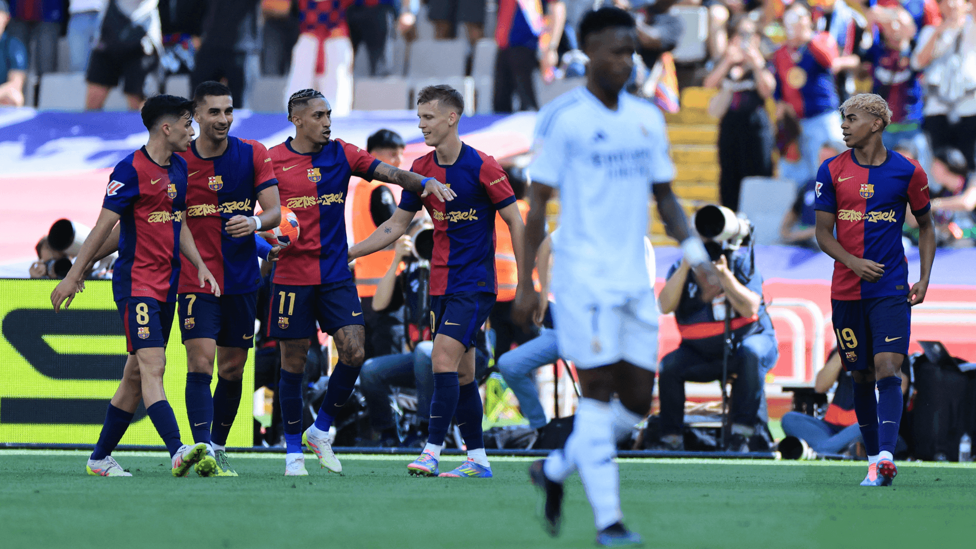 Com dois gols de Raphinha, Barcelona venceu o Real Madrid de Vinicius Junior e abriu 7 pontos de vantagem na liderança do Espanhol