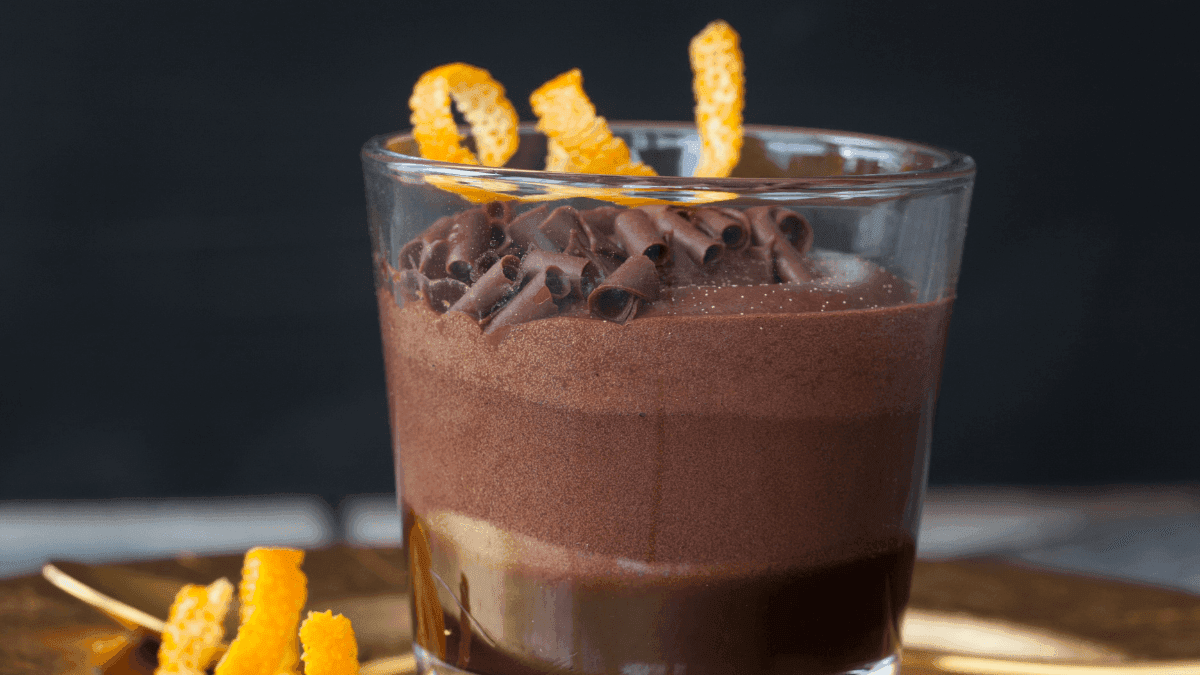 Mousse de chocolate com calda de laranja