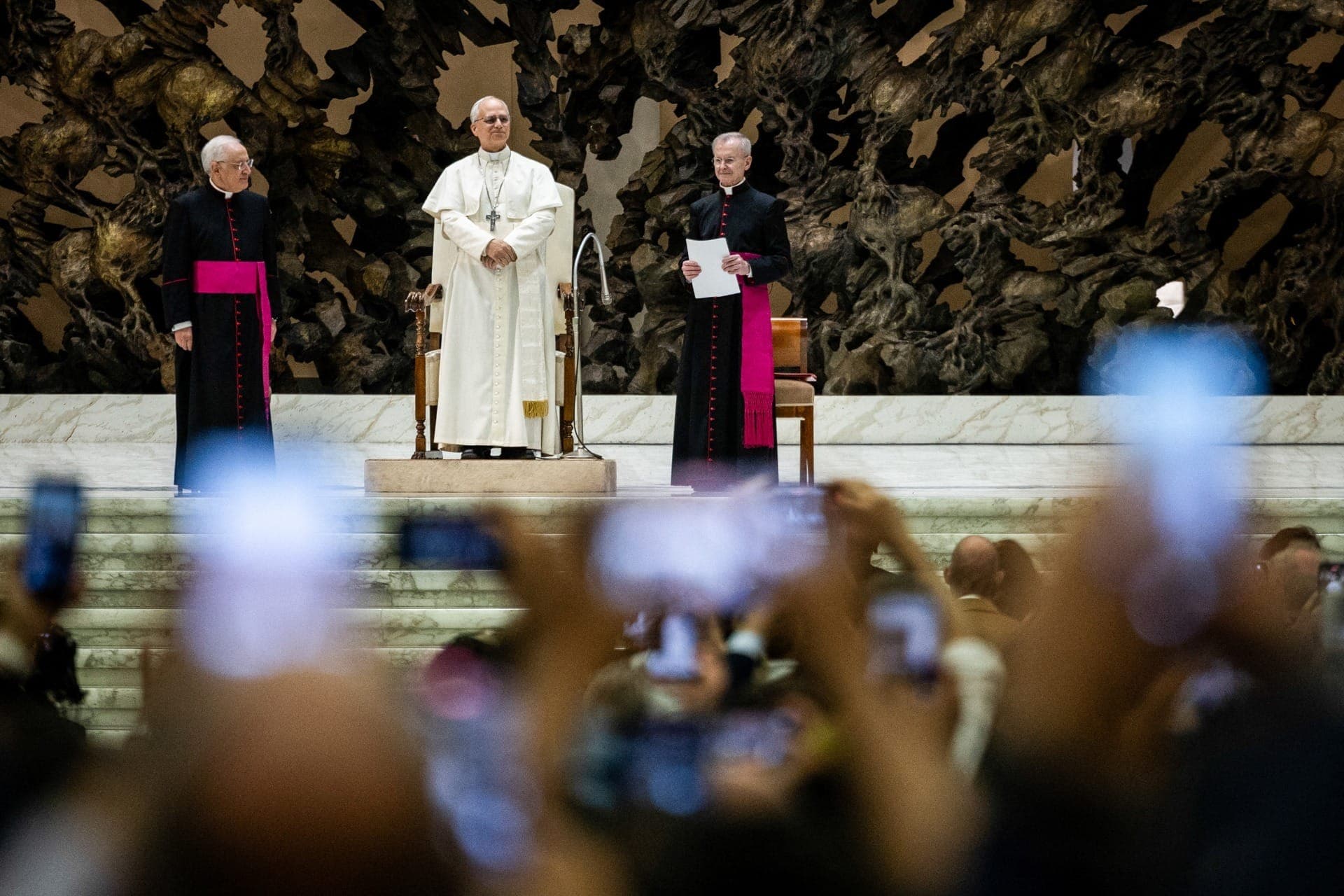 O Papa Leão XIV se reuniu com jornalistas pela primeira vez no Vaticano