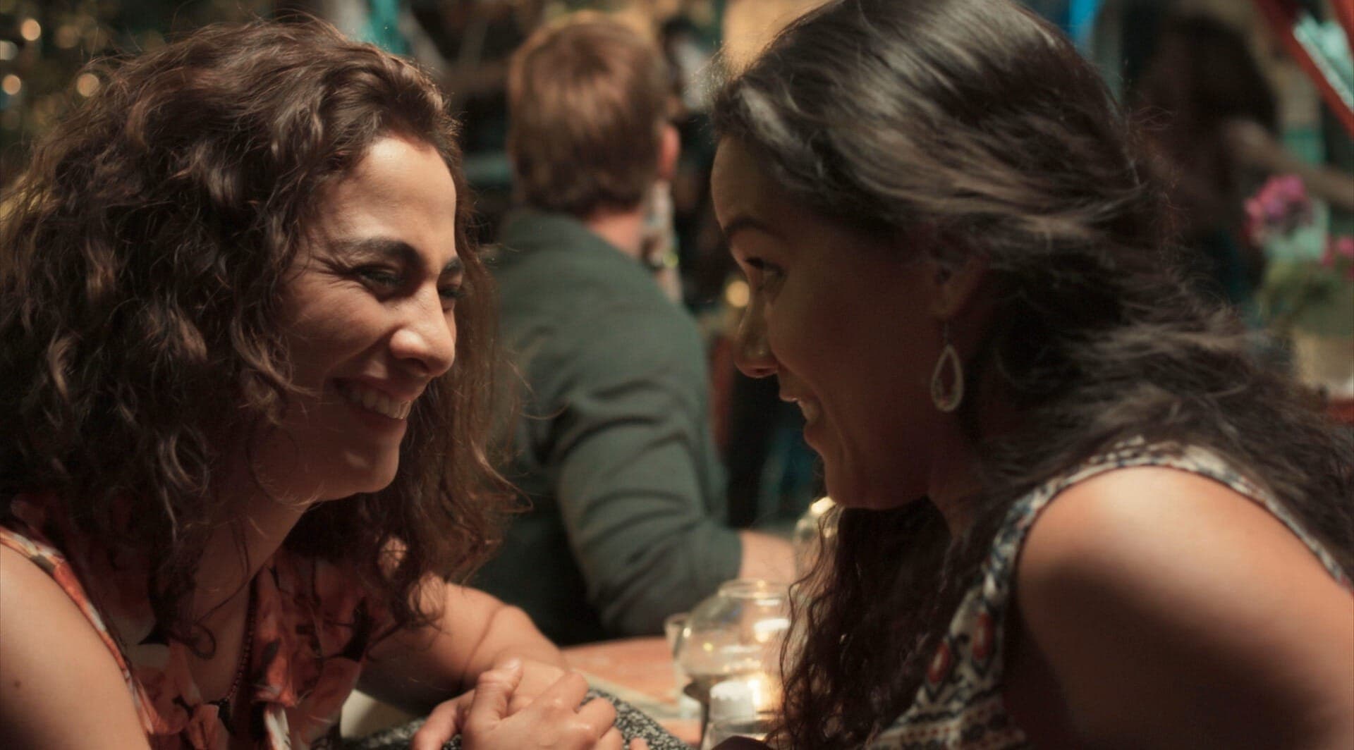 Margarida e Maracucha se divertem no bar no episódio 4