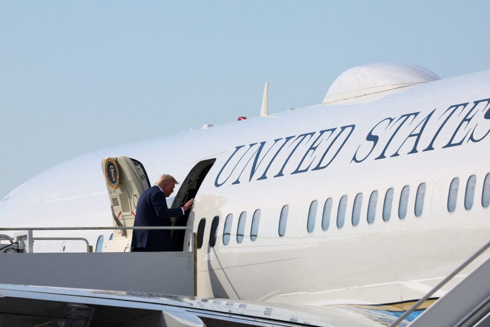 Donald Trump entre no avião presidencial; mandatário foi presenteado com outro veículo aéreo oficial
