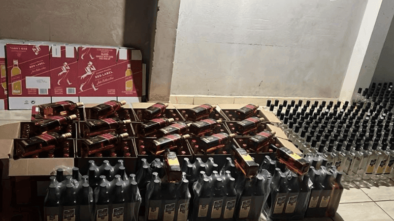 Foram apreendidos garrafas vazias e cheias de bebidas falsas