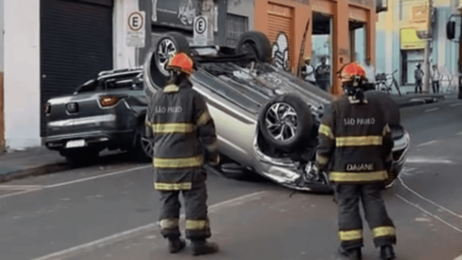O motorista teve ferimentos leves e foi socorrido