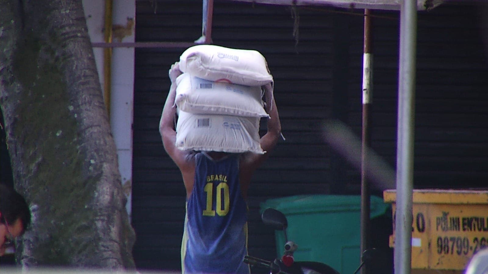Os criminosos também cobram uma taxa de 10% em cima de materiais comprados por empresas maiores na região