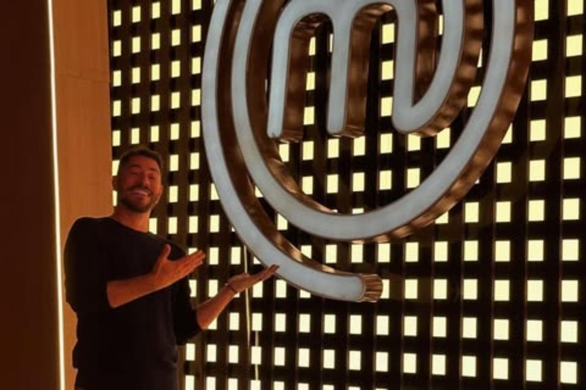 Evaristo Costa posta foto no cenário do MasterChef