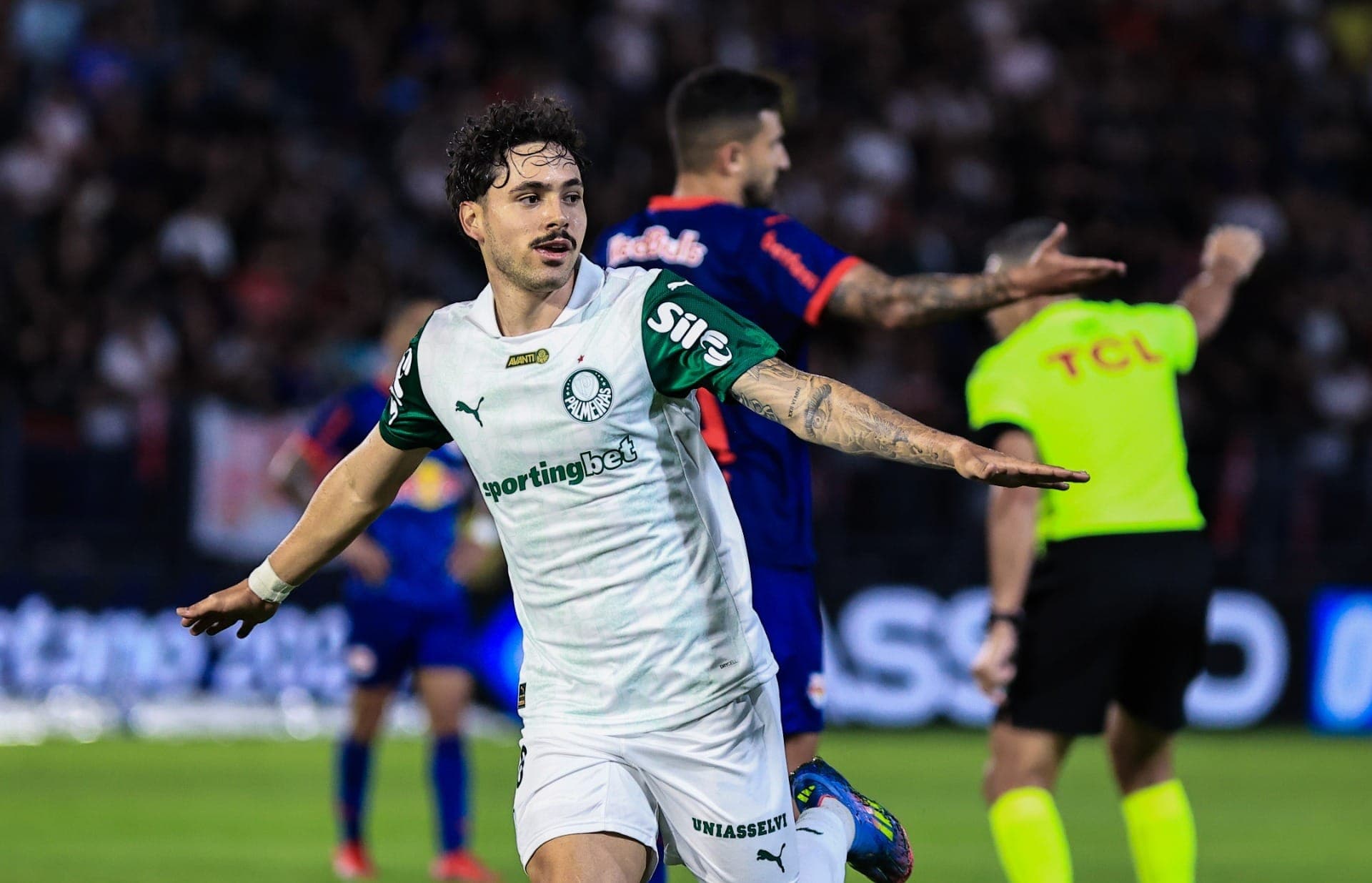 Palmeiras vence de virada e mantém a liderança do Brasileirão