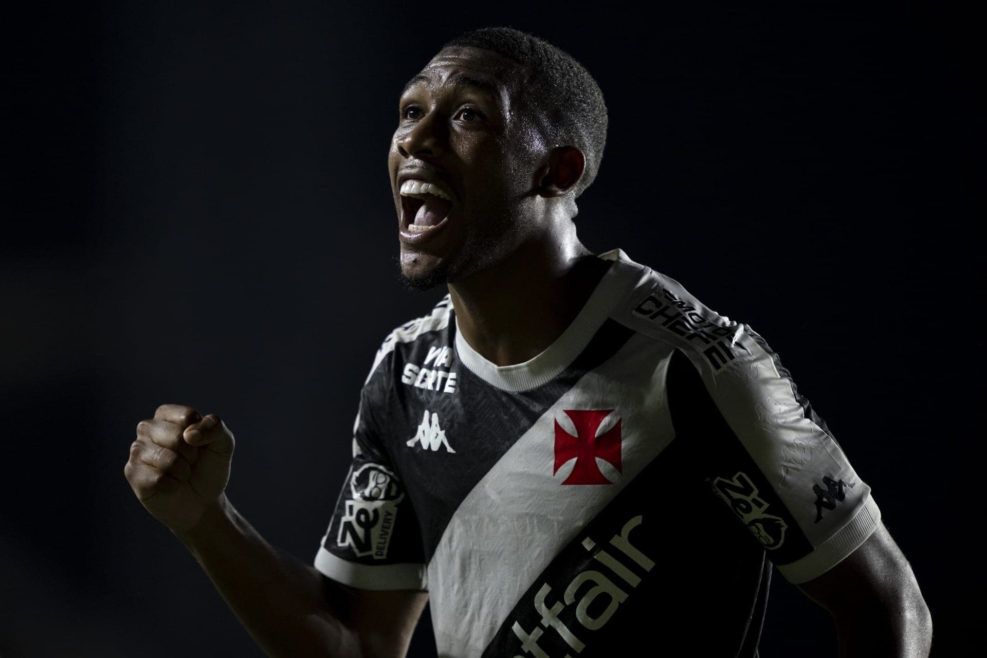 Rayan comemora gol do Vasco