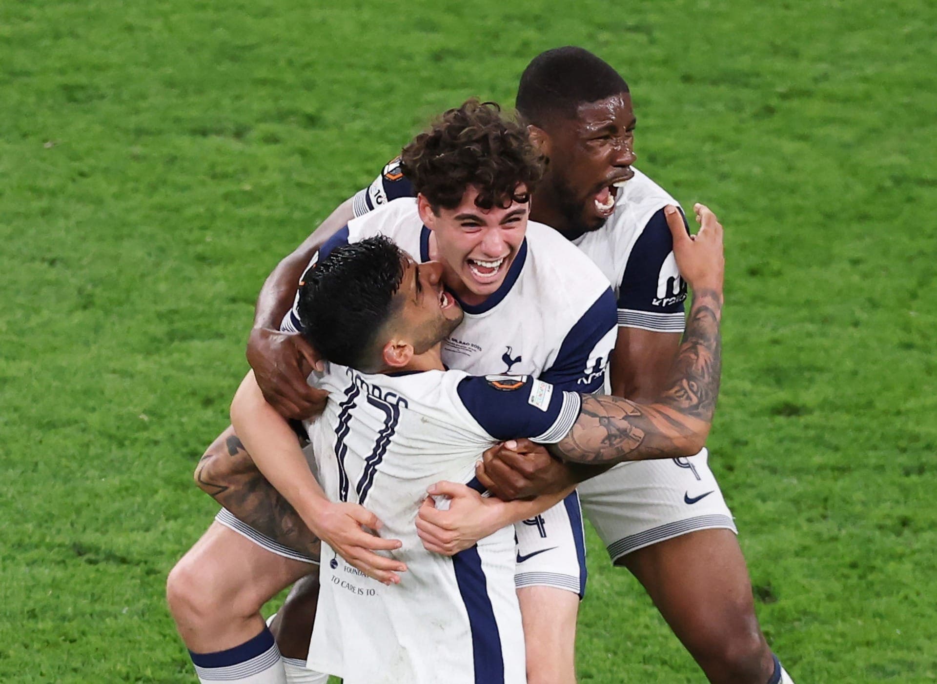 Jogadores do Tottenham comemoram título da Liga Europa