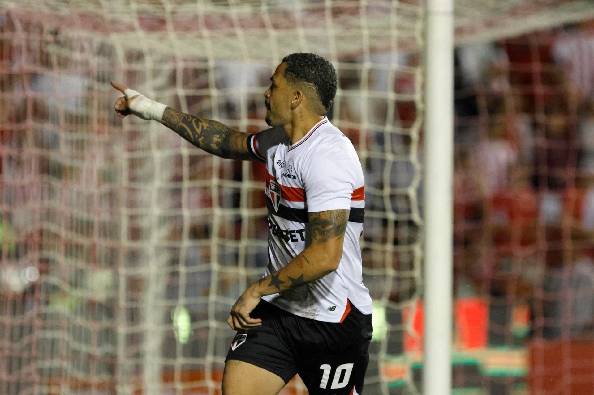 Luciano marca para o São Paulo contra o Náutico
