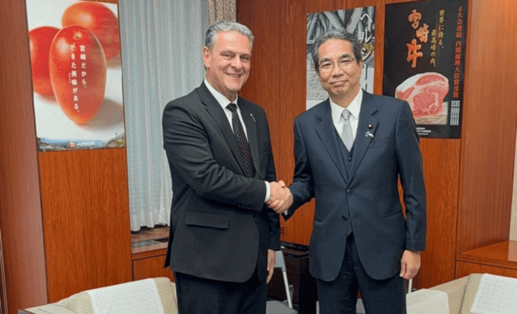 Ministro da Agricultura do Japão, Taku Eto, ao lado de Carlos Fávaro