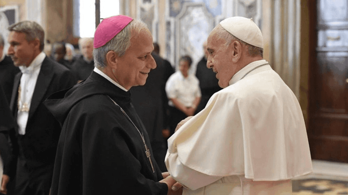 Robert Prevost (Leão XIV) ao lado de papa Francisco