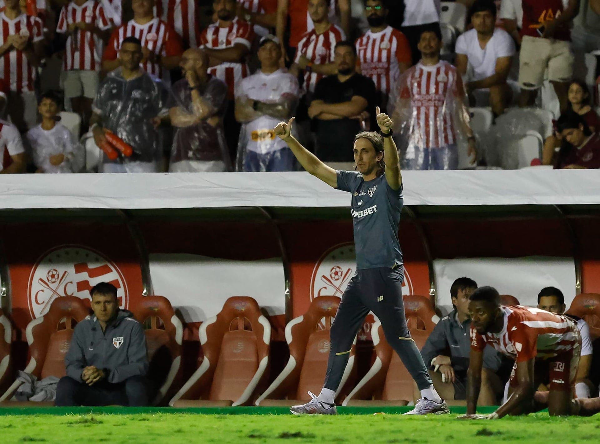 Técnico Luis Zubeldia, do São Paulo, durante confronto do tricolor contra o Náutico, pela Copa do Brasil