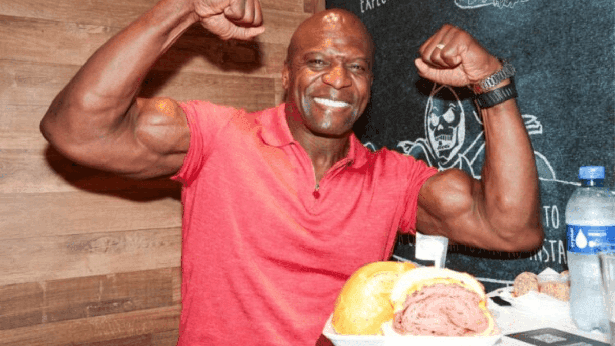 Terry Crews come sanduíche de mortadela no Mercadão de SP