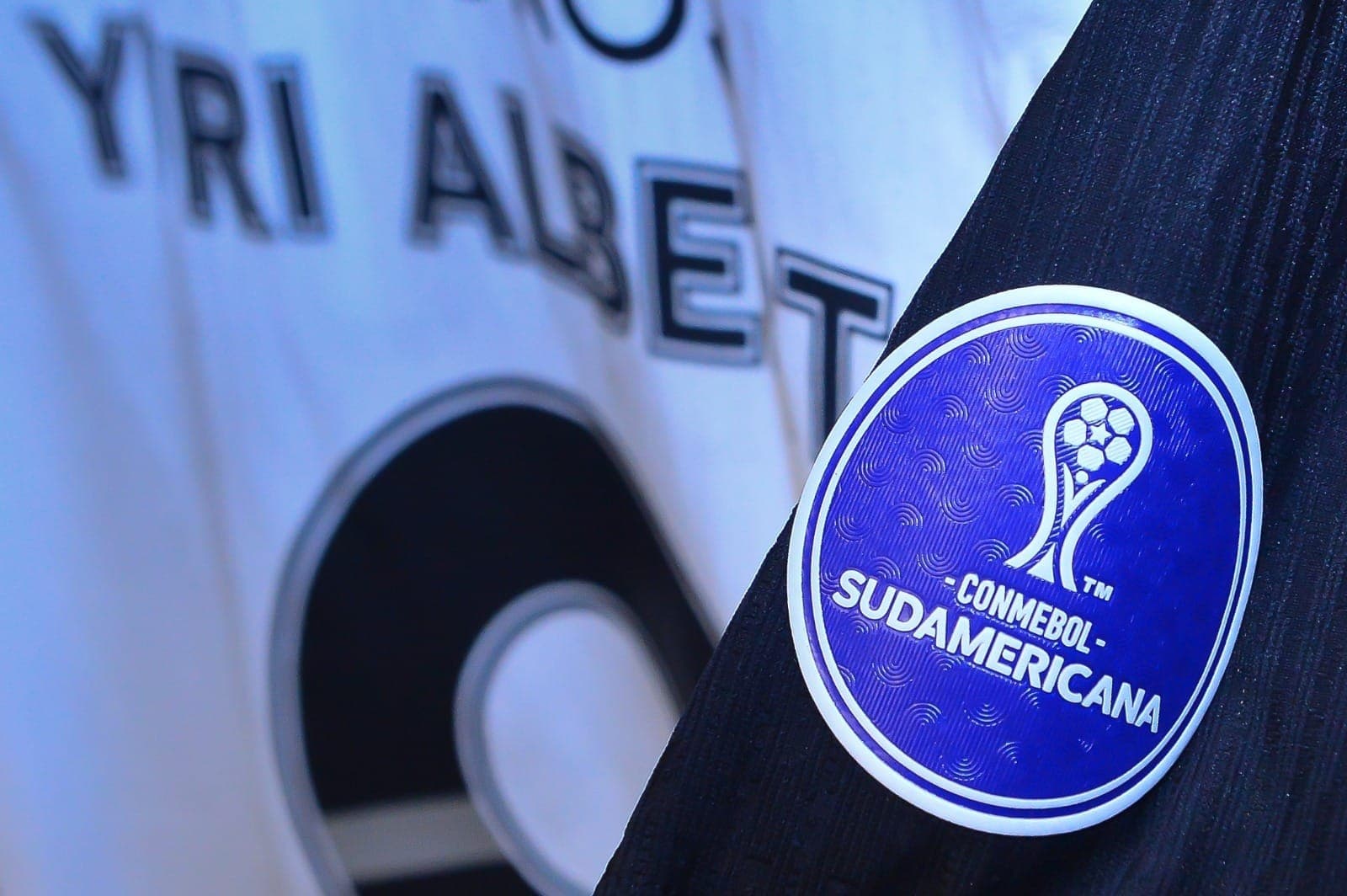 Patch da CONMEBOL Sul-Americana na camisa do atacante Yuri Alberto, do Corinthians