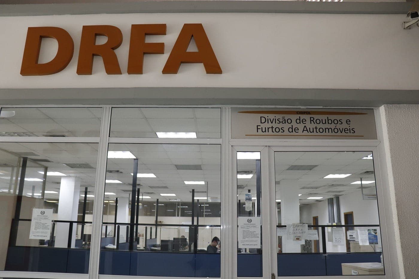 Policiais civis da Delegacia de Roubo e Furtos de Automóveis (DRFA) e da Delegacia de Repressão a Entorpecentes (DRE) operam contra esquema milionário envolvendo roubo de veículos