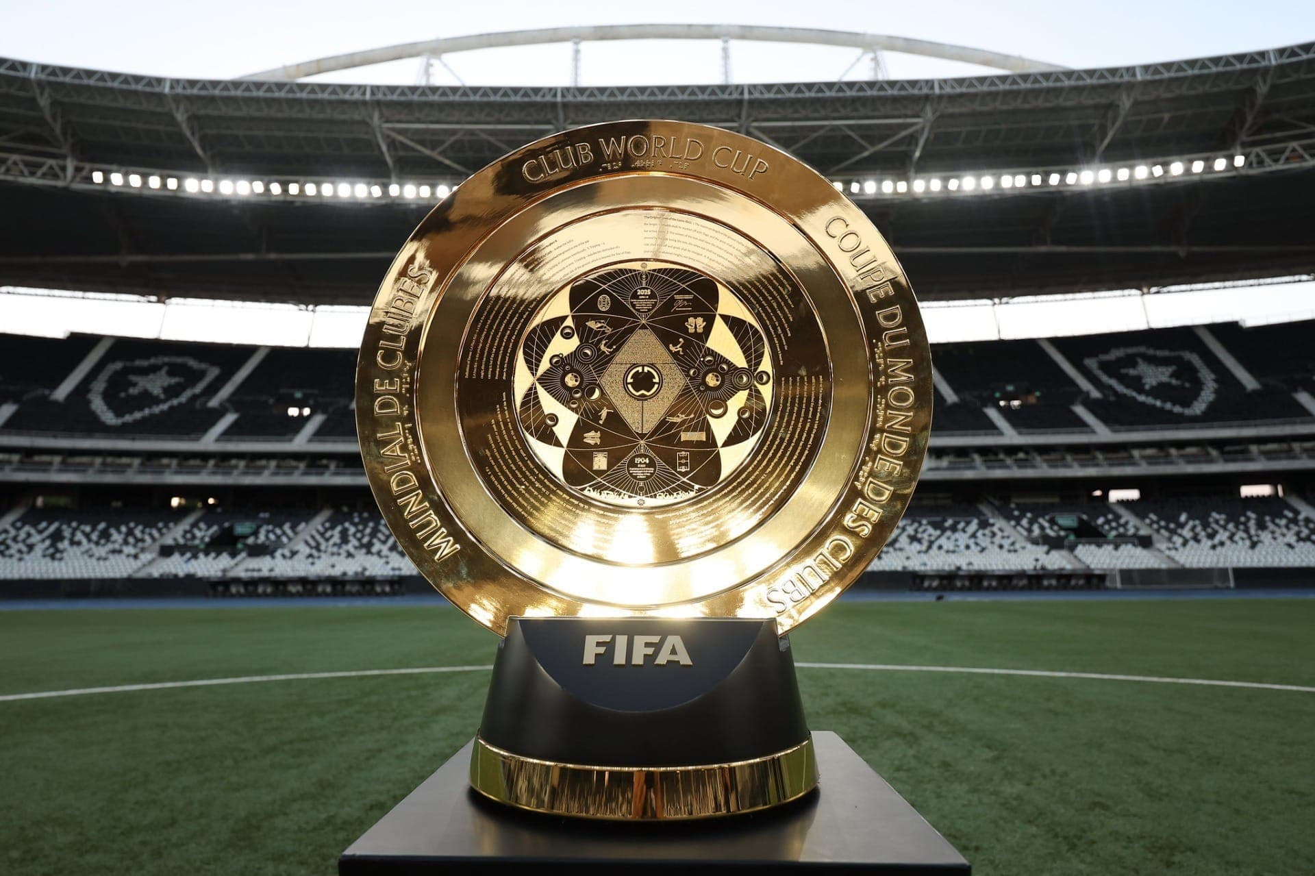 Taça do Mundial de Clubes durante exposição no Estádio Nilton Santos