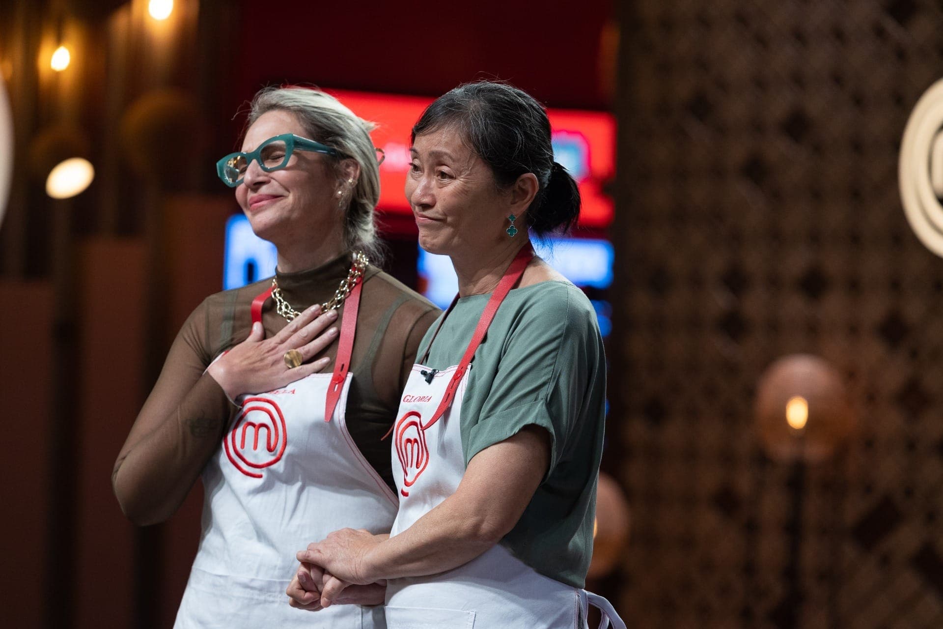 Daniela e Glória formam dupla no duelo no MasterChef