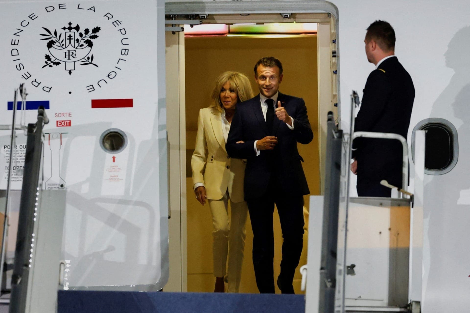 Macron aparece de braços dados com a primeira-dama