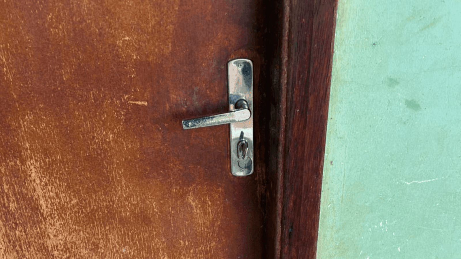 A mulher era mantida dentro de um dos quartos da casa