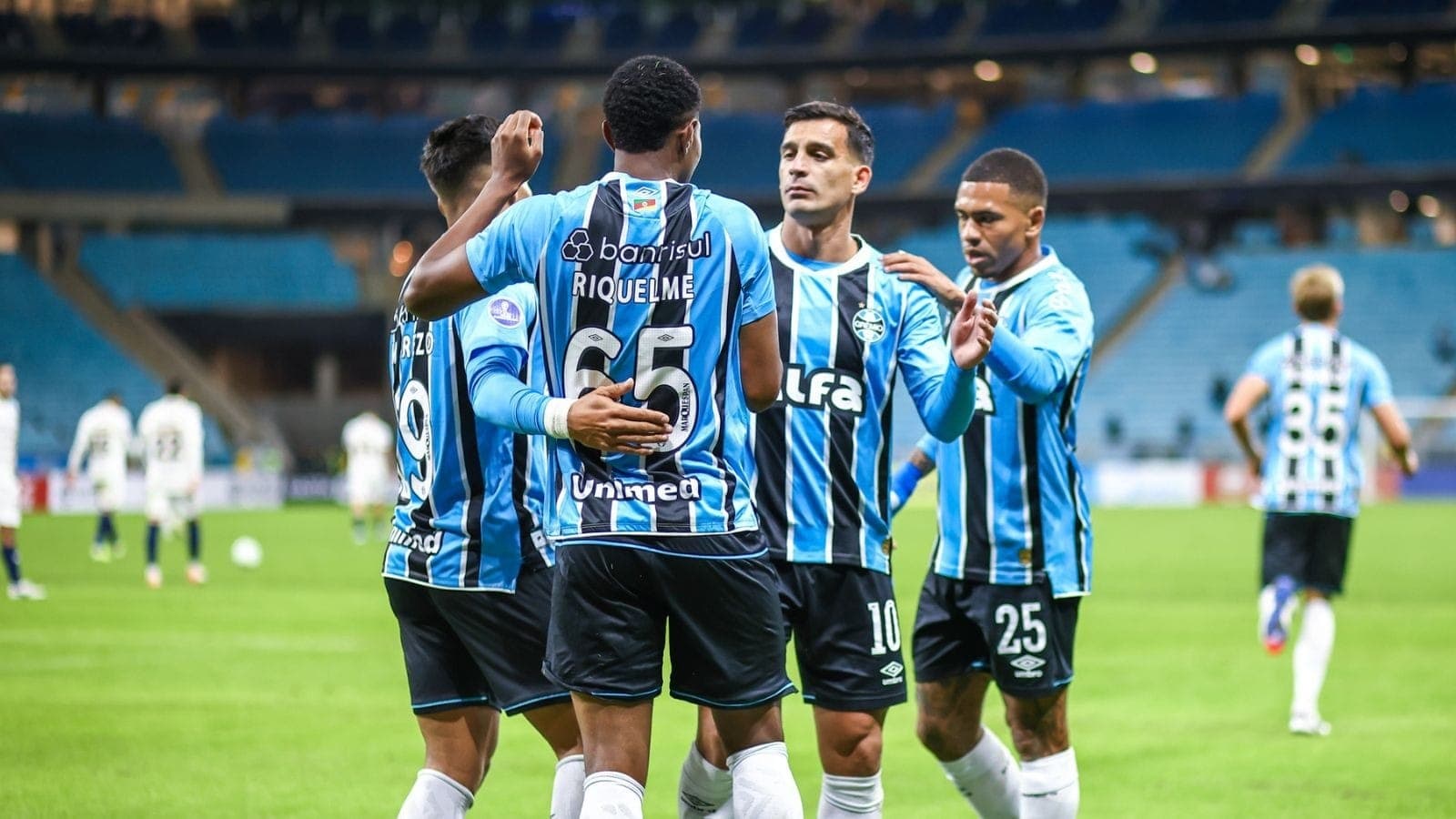 Elenco do Grêmio comemora gol na Sul-Americana