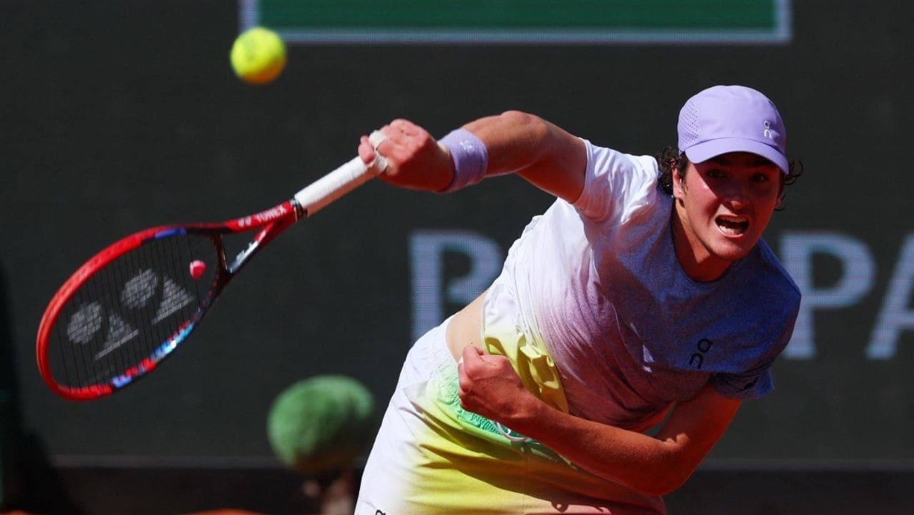 João Fonseca em jogo contra Draper em Roland Garros