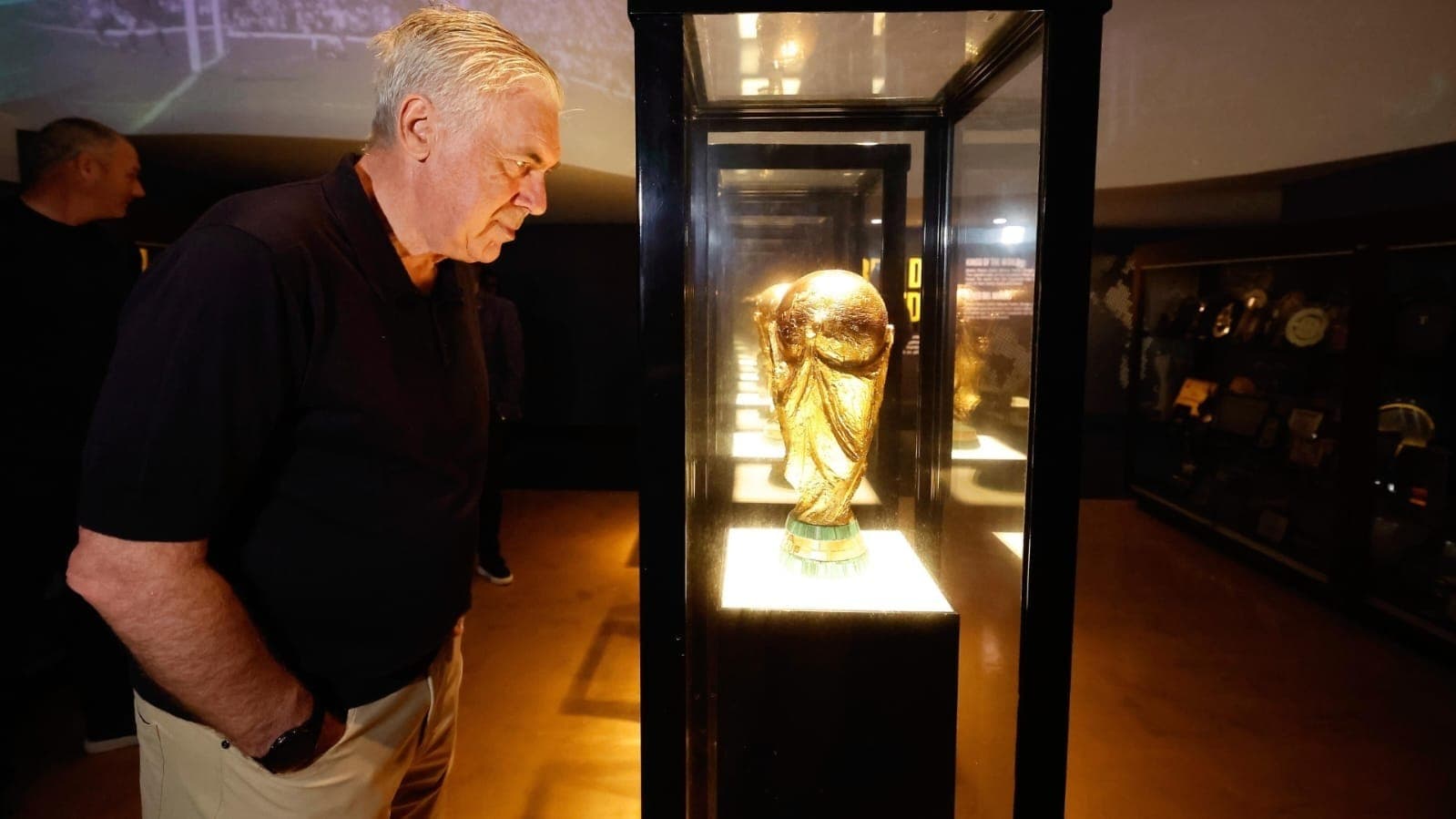 De olho na taça: novo técnico da Seleção, Carlo Ancelotti, durante visita ao Museu da Seleção na CBF. Italiano estreia no comando do Brasil na quinta-feira (5), em Guayaquil, contra o Equador, pelas Eliminatórias Sul-Americanas à Copa de 2026