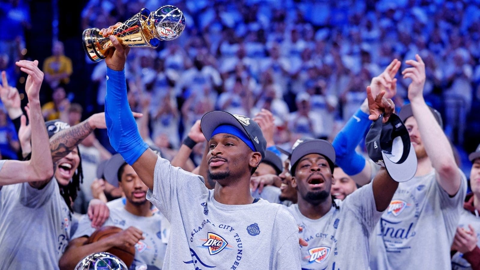 Shai Gilgeous-Alexander levanta troféu de MVP das finais do Oeste
