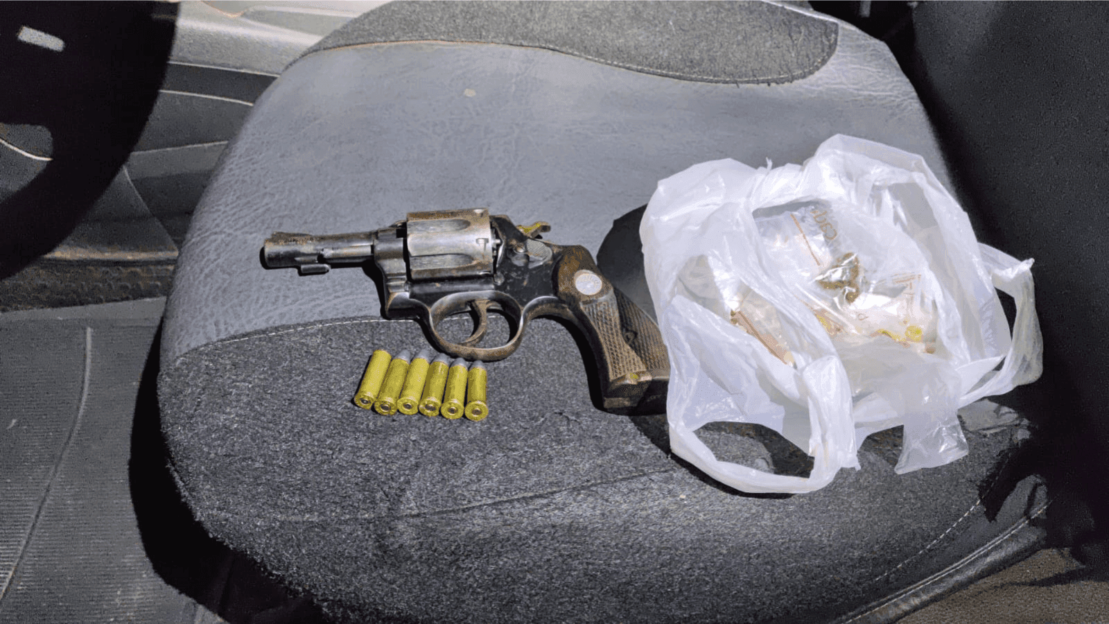 A arma usada pelo suspeito para atirar na polícia foi apreendida