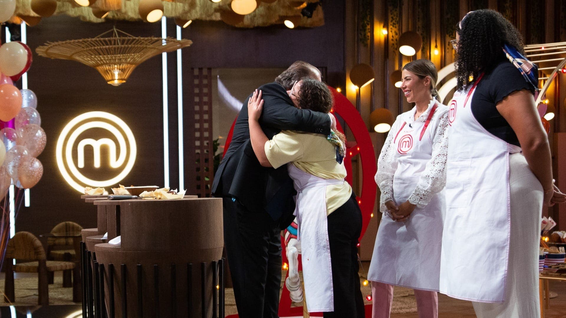 Jacquin abraça Vitória no MasterChef 2025