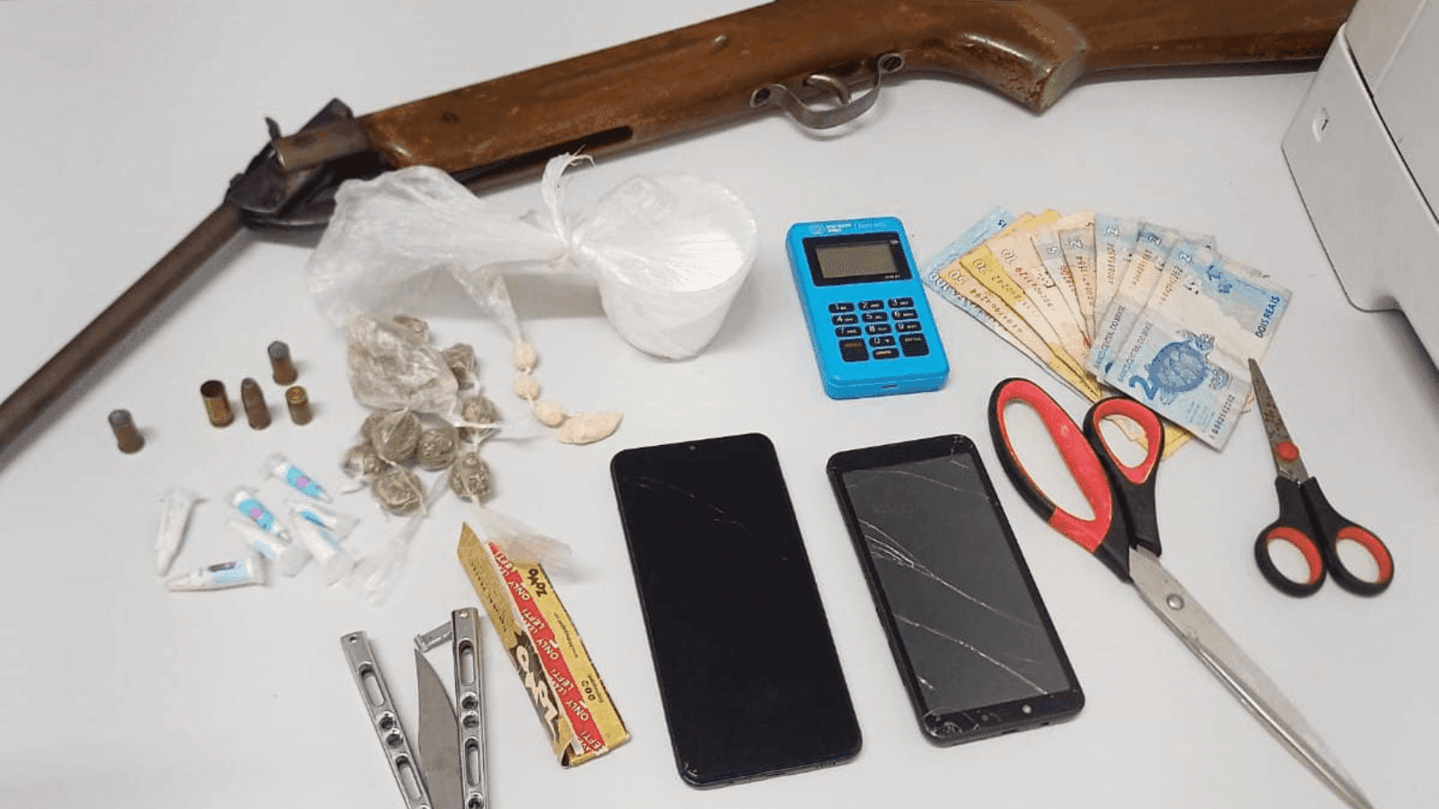 As drogas, arma e munições estavam em uma casa de Pratânia