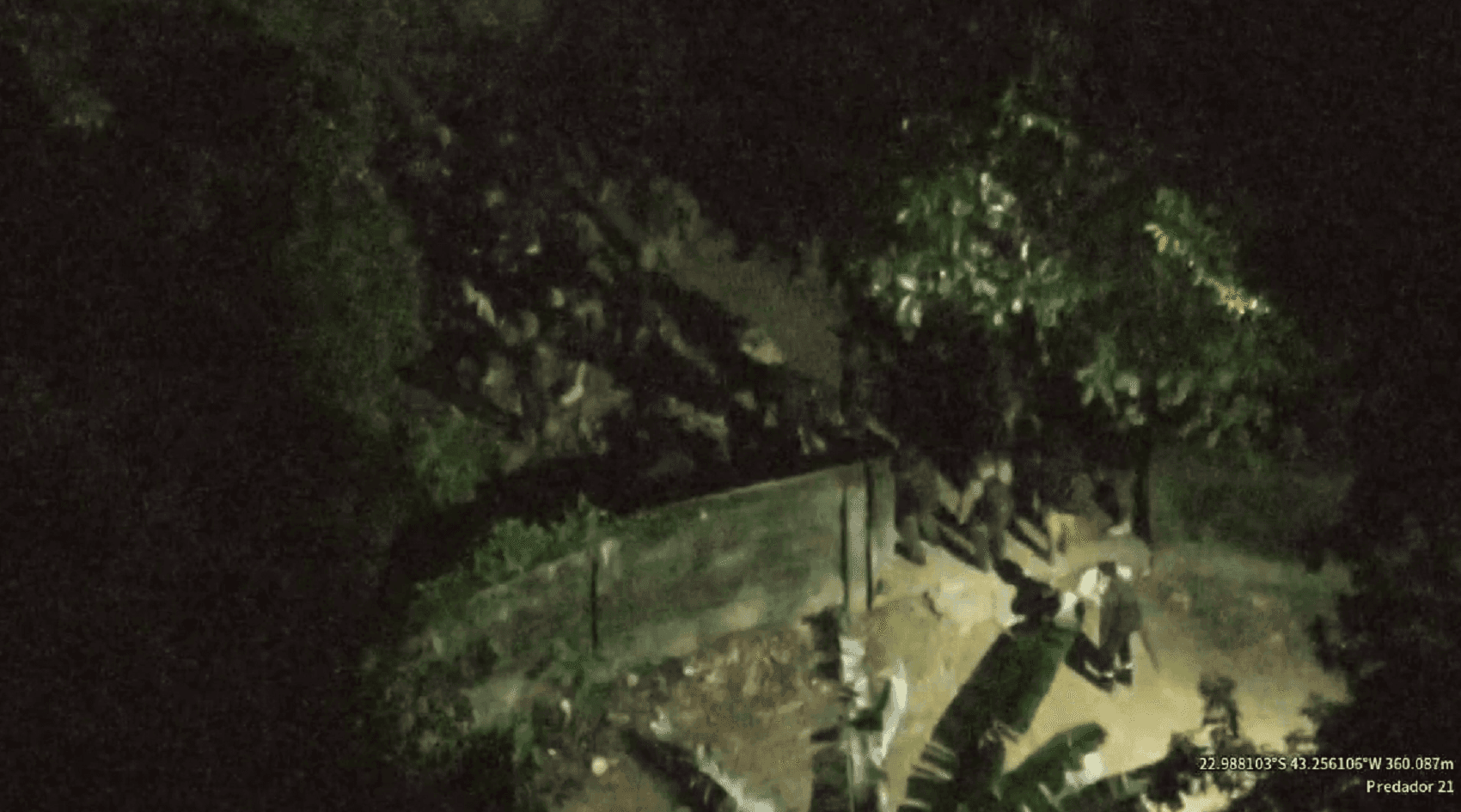 Criminosos em fuga pelo mato durante operação na Rocinha