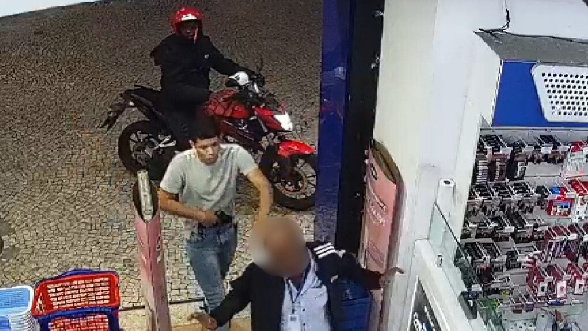 Imagens da câmera de segurança mostram funcionário rendido