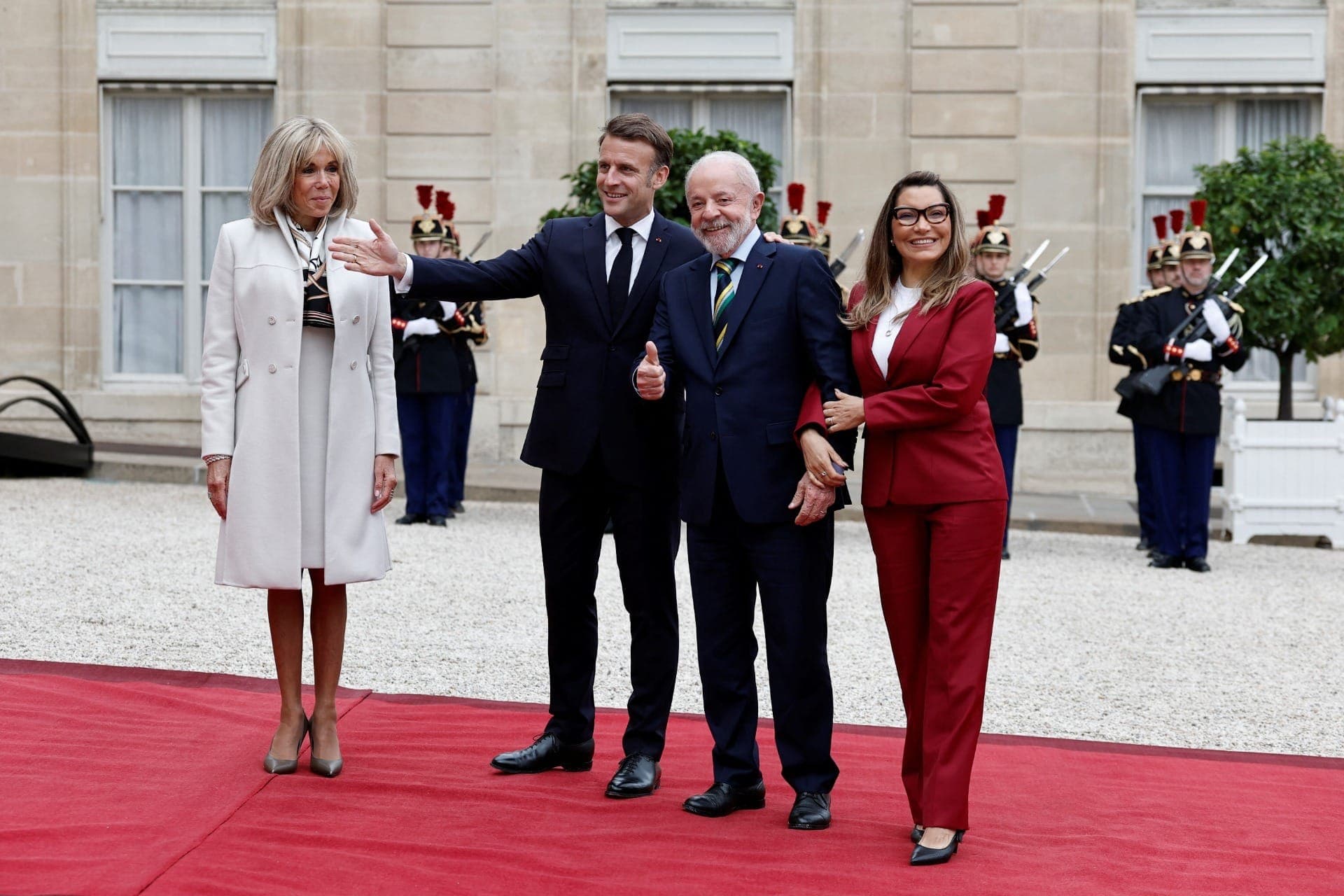 Lula e Janja acompanhados por Emmanuel Macron e Brigitte Macron