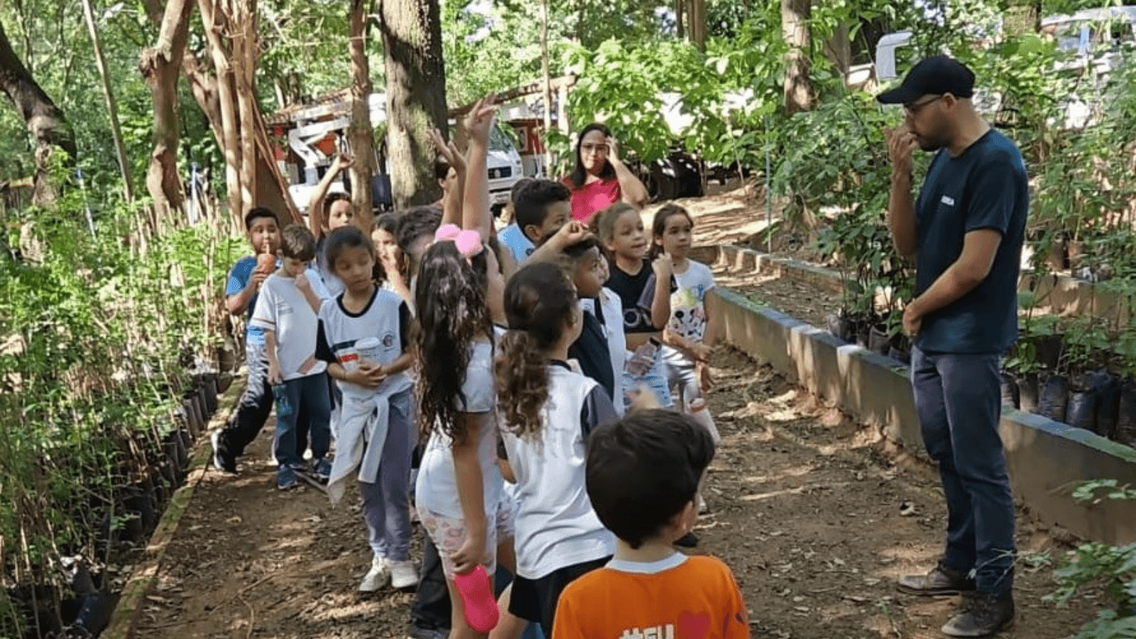 Os alunos visitaram a Trilha Ecológica do Horto Municipal