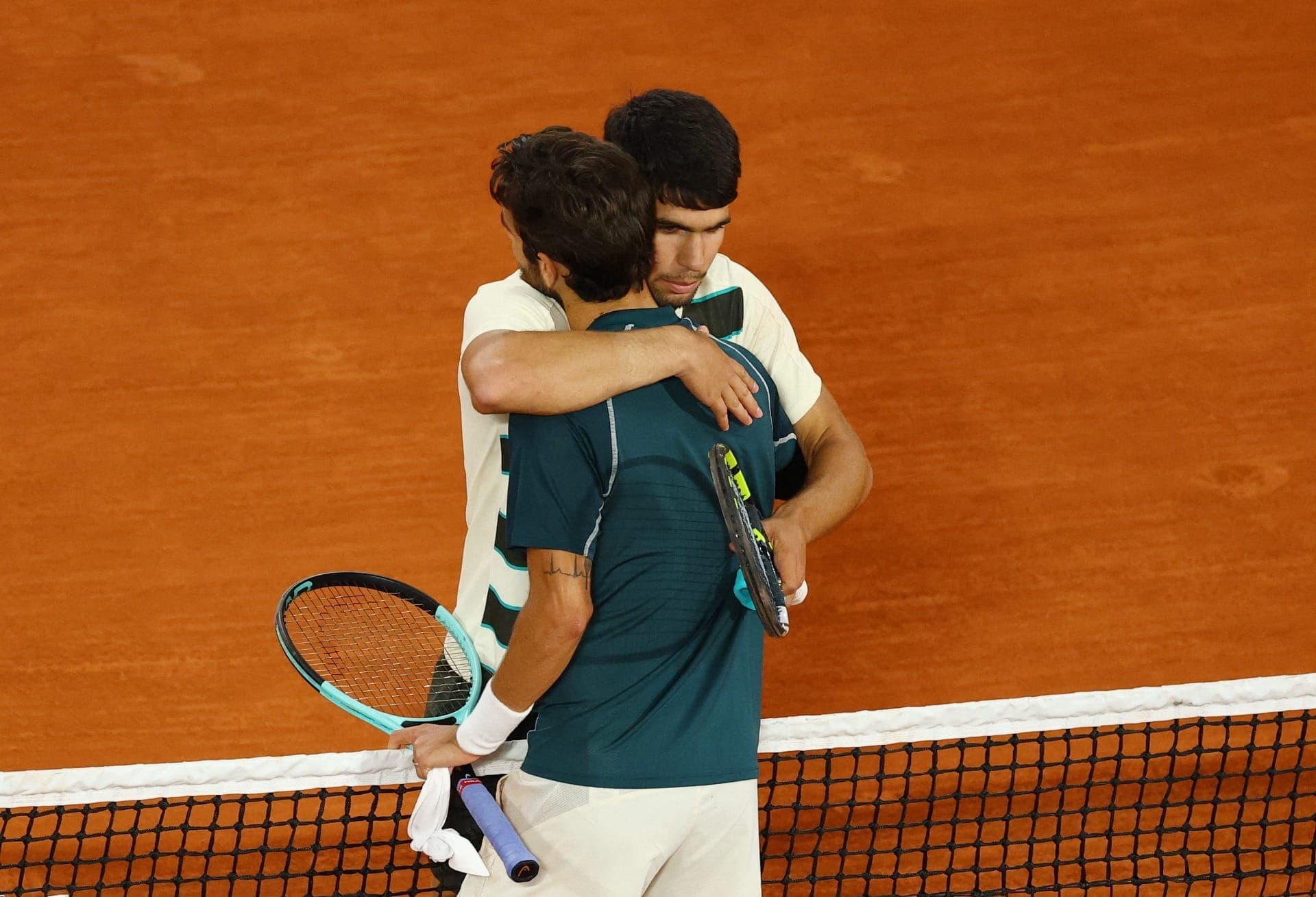 Italiano Lorenzo Musetti abraça o espanhol Carlos Alcaraz após se aposentar da semifinal