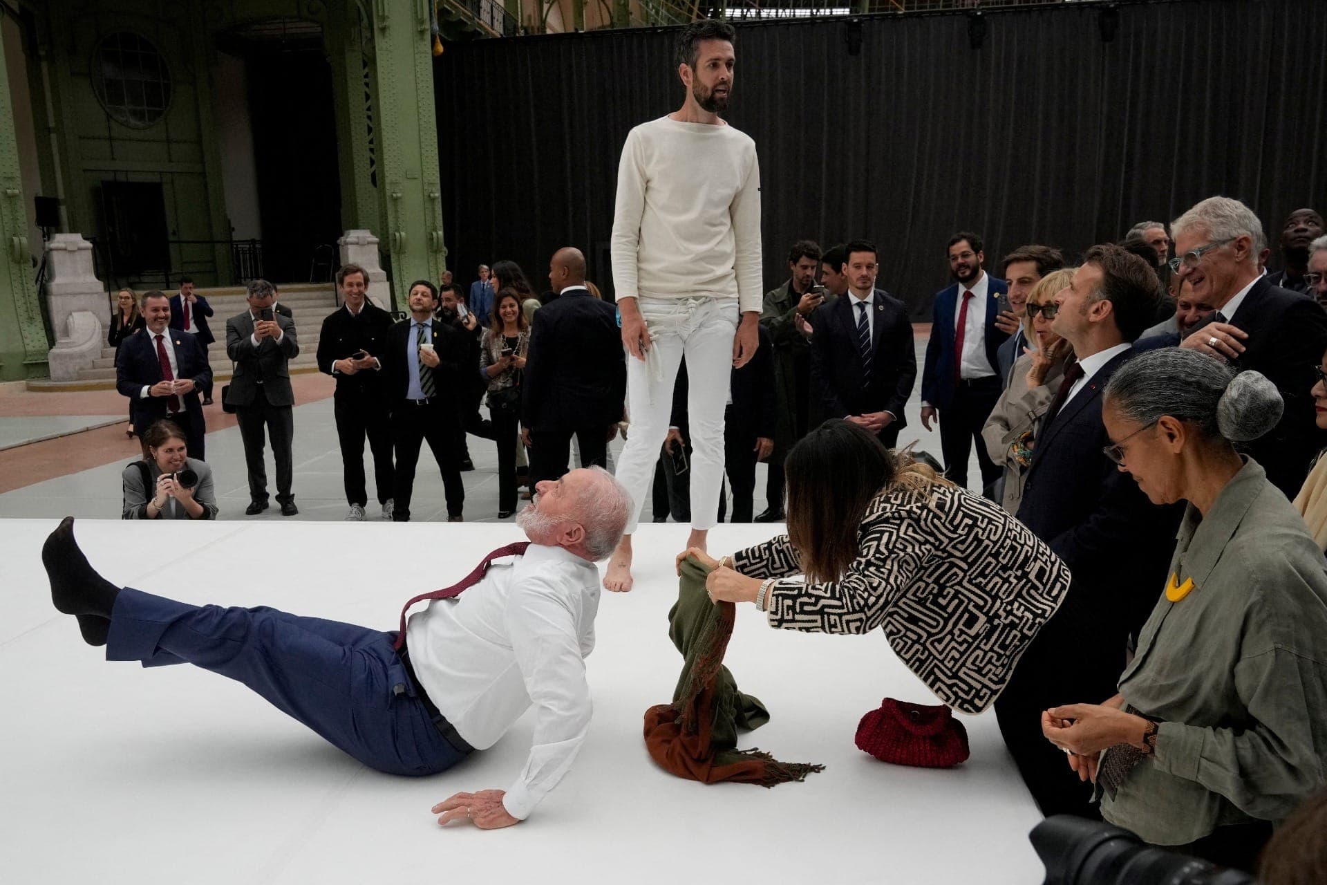 Lula tenta imitar movimento de acrobata ao lado de Macron em Paris