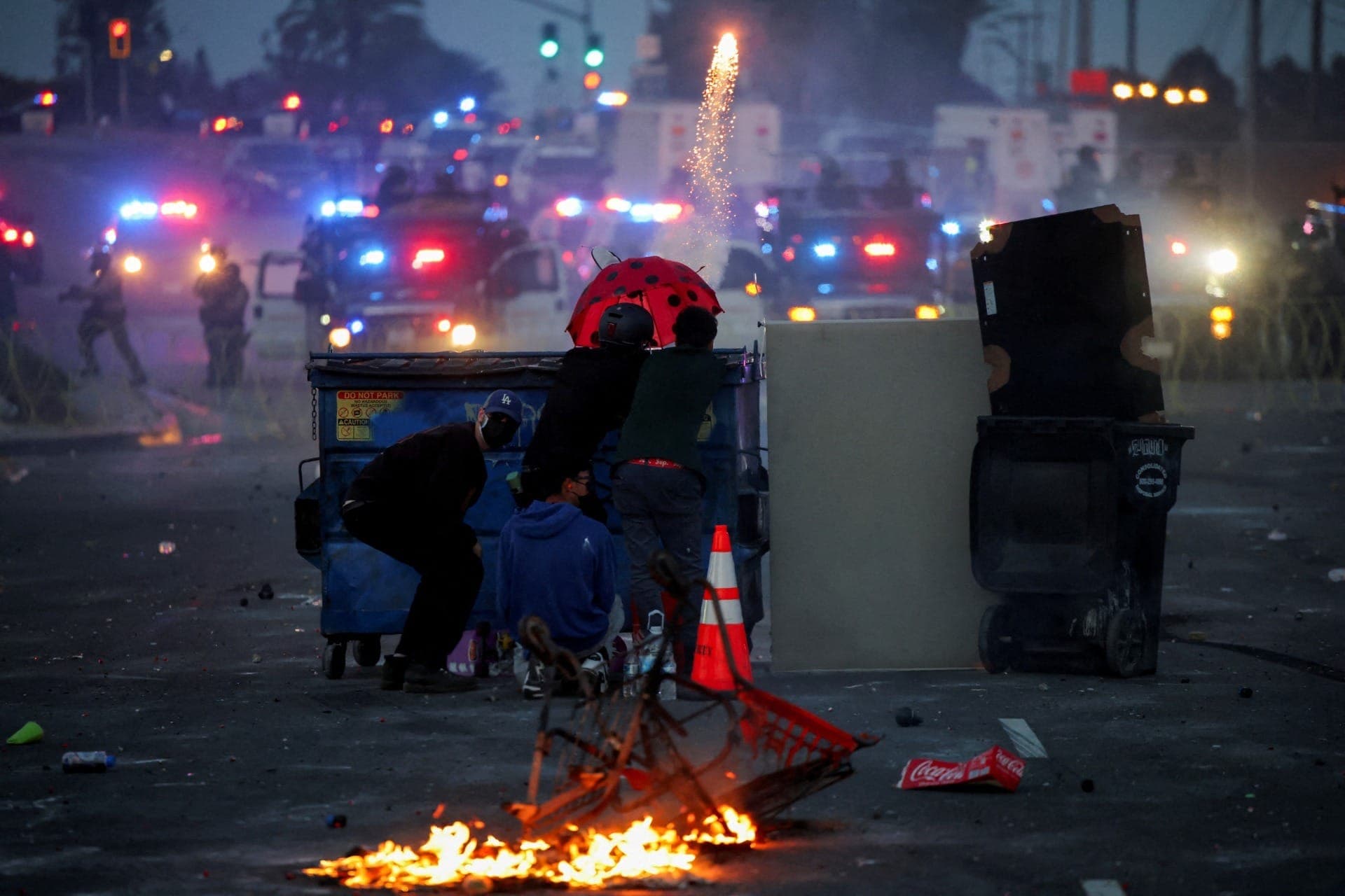 Manifestante dispara fogos de artifício em protesto contra a imigração, em Los Angeles