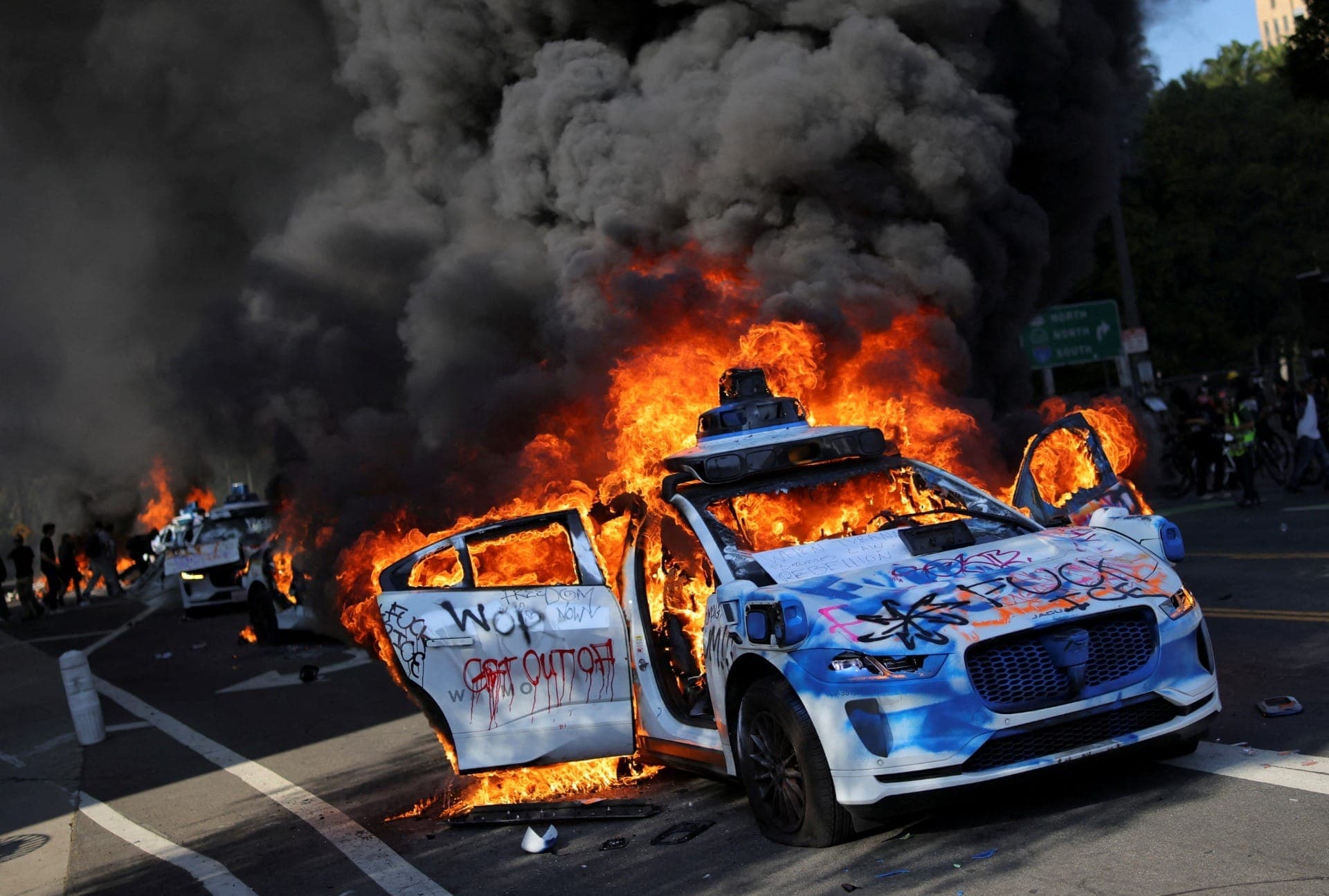 Manifestantes incendiaram carros durante protesto contra as políticas de imigração de Trump
