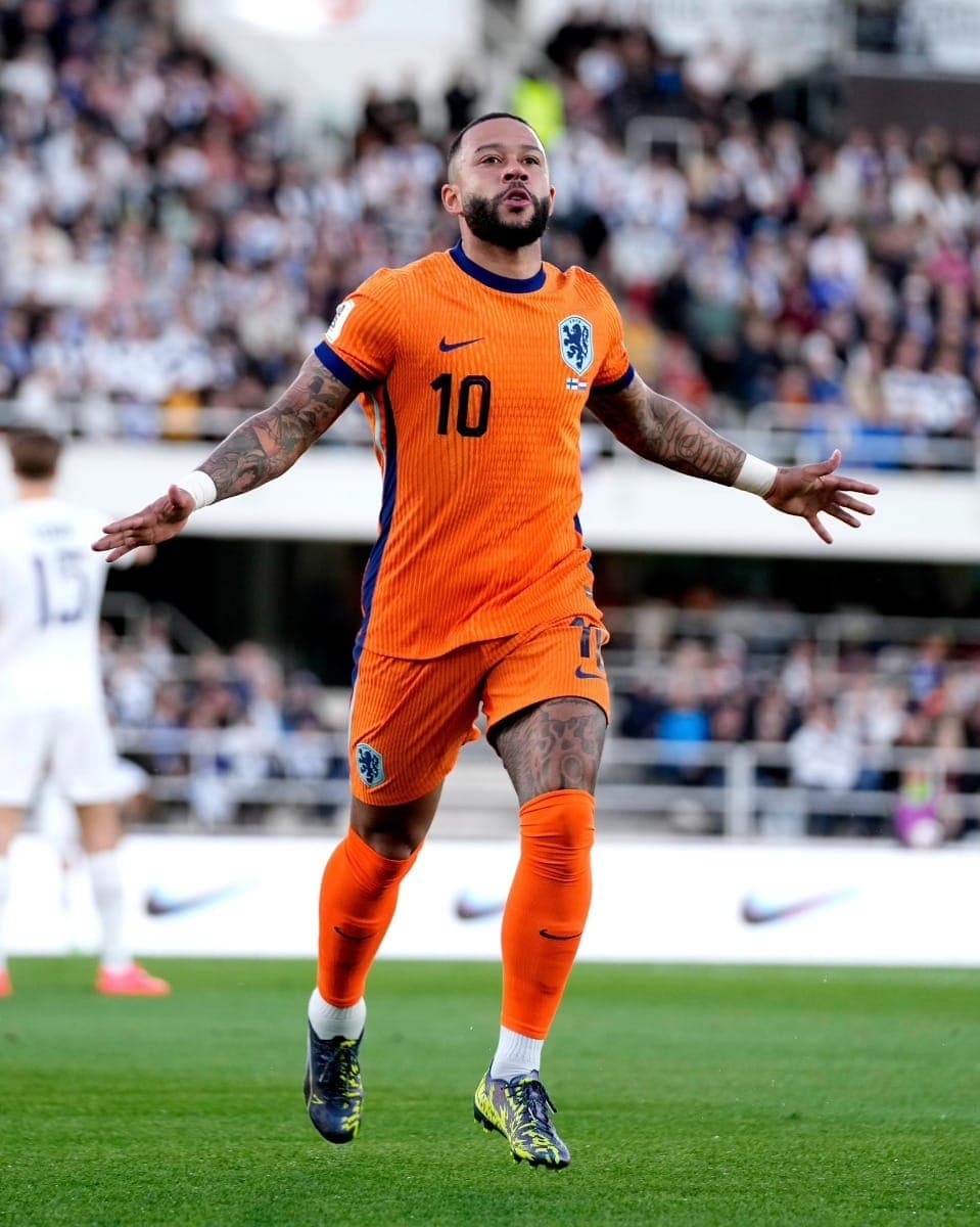Memphis Depay, atacante do Corinthians e da seleção holandesa, comemora gol contra a Finlândia