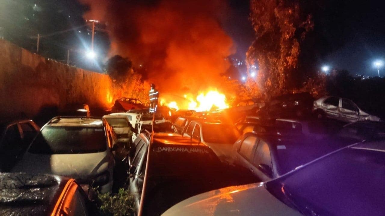 Incêndio de Grandes Proporções Atinge Pátio de Veículos em Sabará