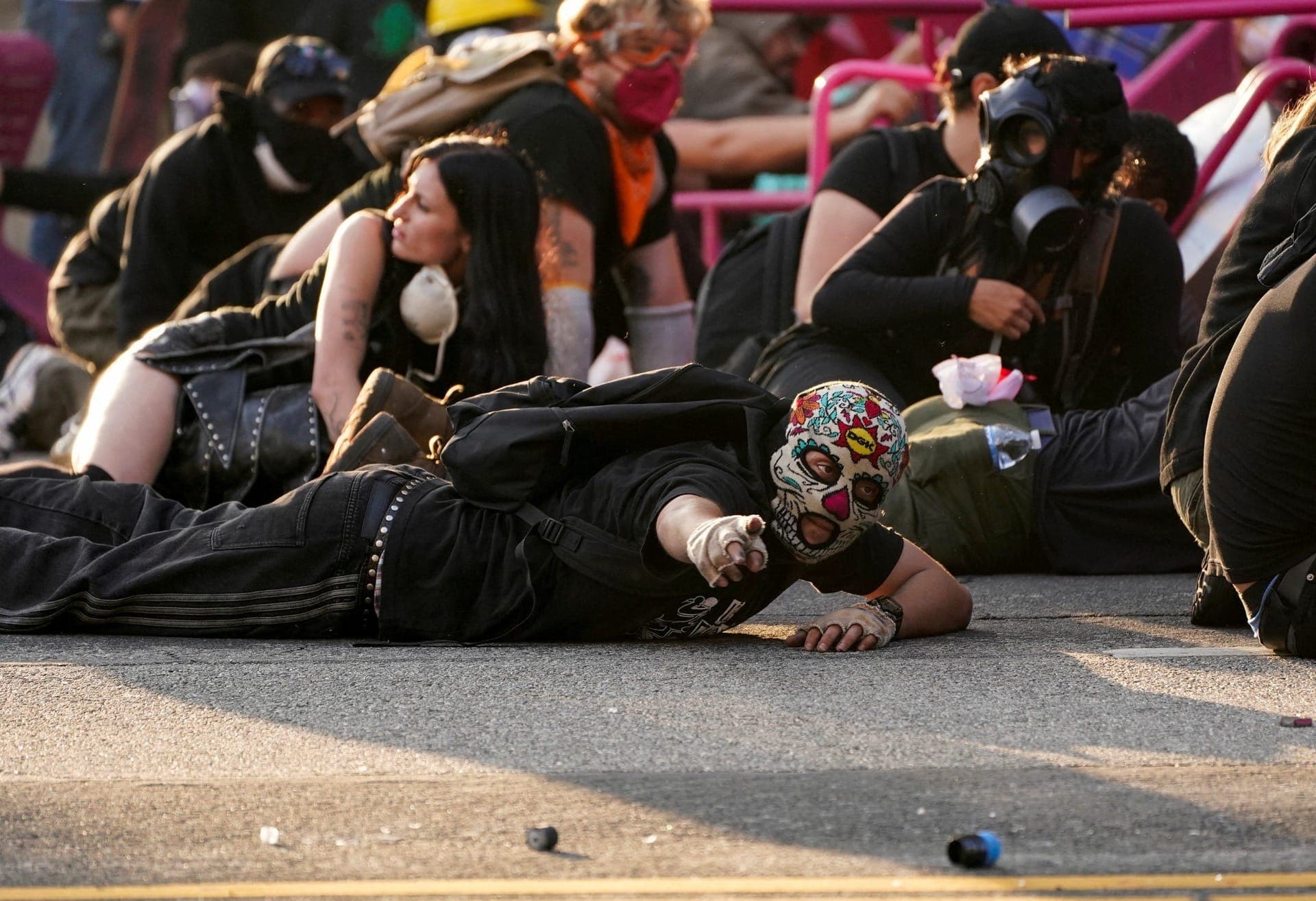 Manifestantes se abrigam durante protesto contra varreduras federais de imigração no centro de Los Angeles