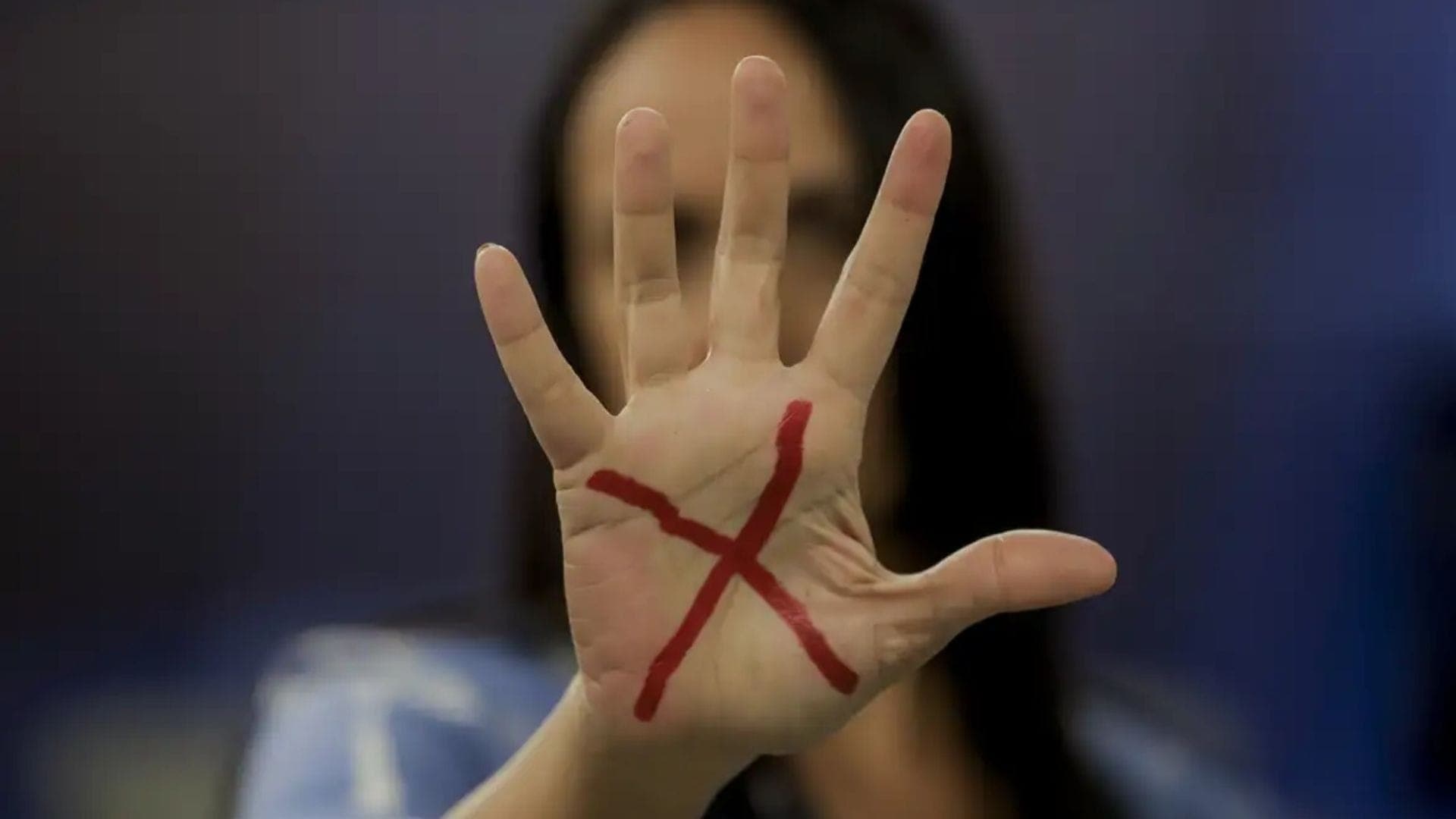 X vermelho na mão é sinal de pedido de socorro por mulheres