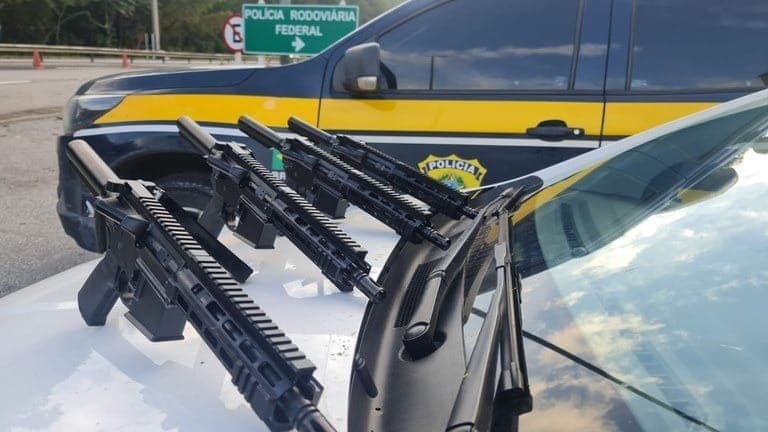 As armas e os carregadores são de origem norte-americana