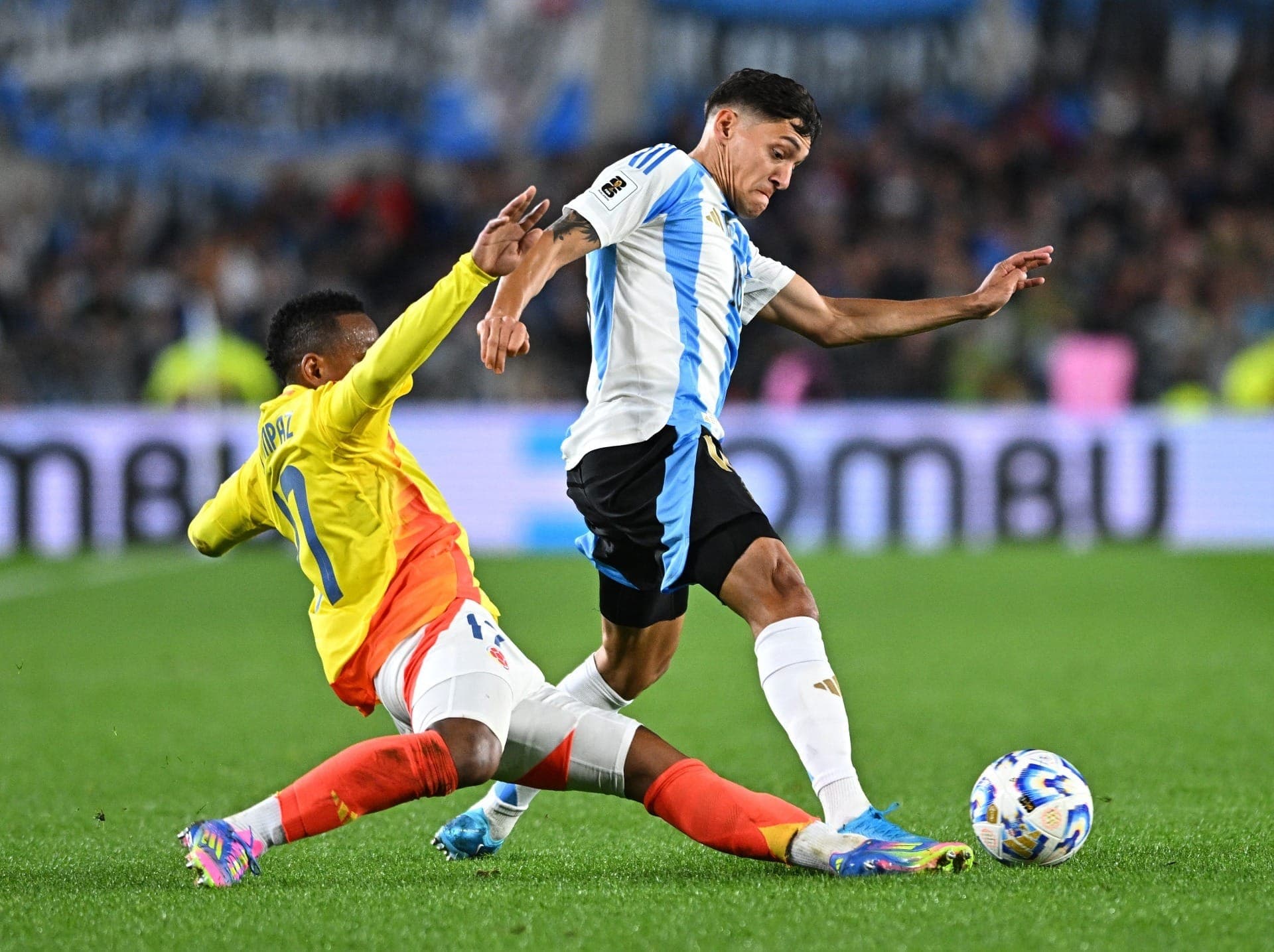 Colômbia empatou com a Argentina e colocou um pé na Copa