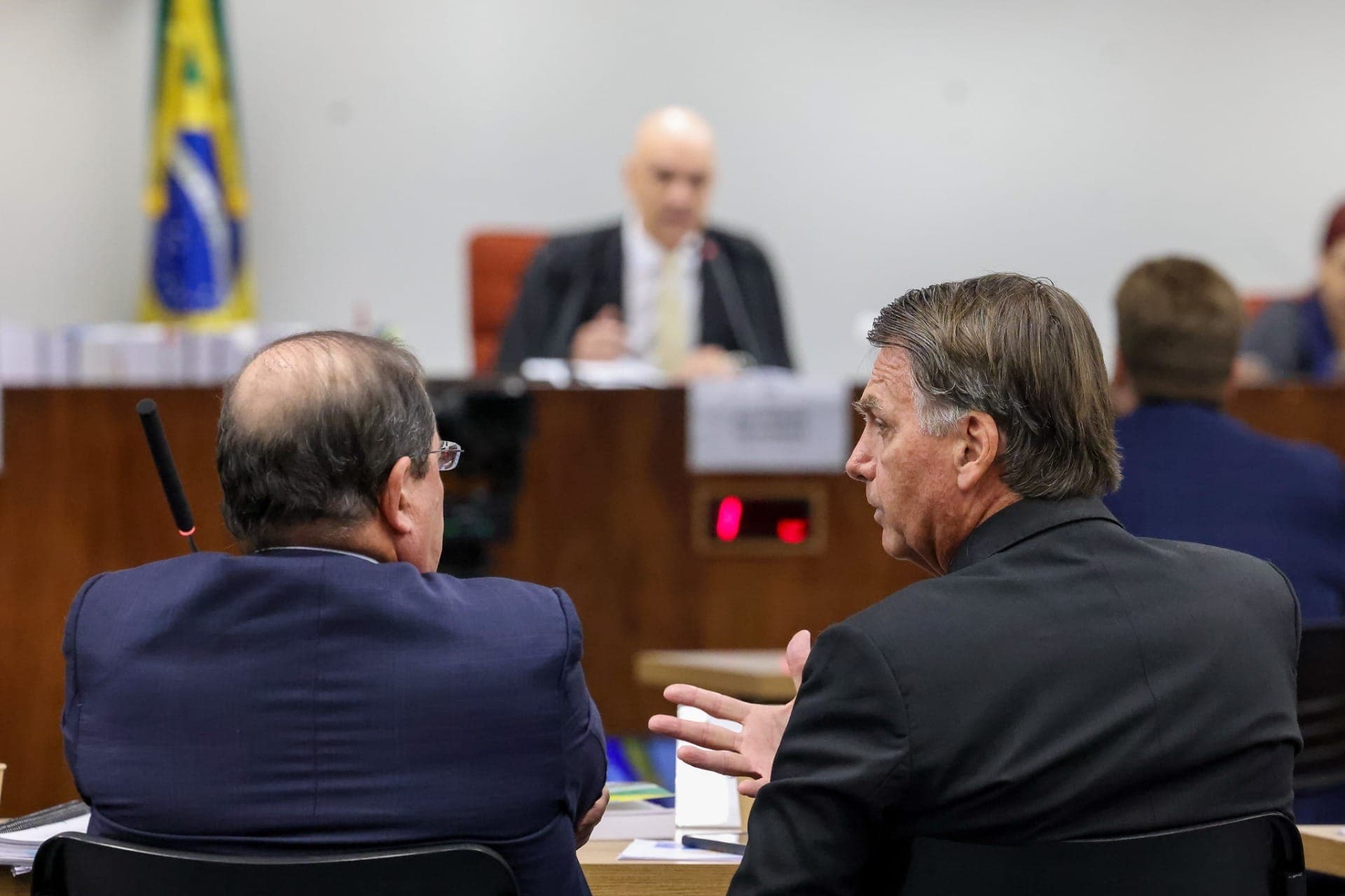 Ex-presidente Jair Bolsonaro ao lado de seu advogado e diante do ministro Alexandre de Moraes