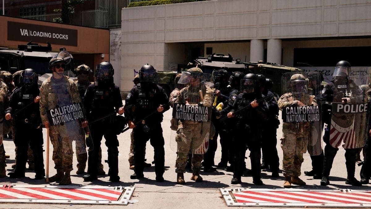 Membros da Guarda Nacional da Califórnia montam guarda no centro de Los Angeles